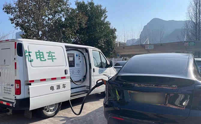 巴楚汽车搭电